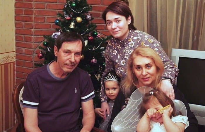 Благодаря поддержке семьи певец смог вернуться на сцену | Фото: starhit.ru