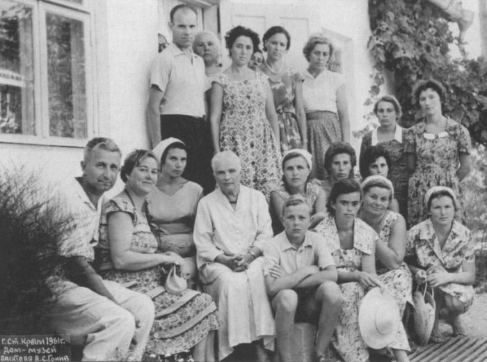 Нина Грин с экскурсантами у дома-музея в Старом Крыму, 1961 | Фото: grinlandia.narod.ru