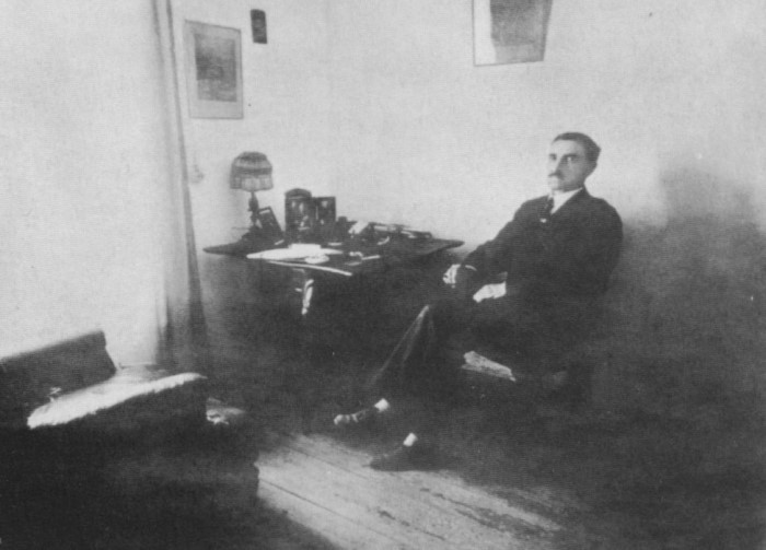 А. Грин в рабочем кабинете. Феодосия, 1926 | Фото: grinlandia.narod.ru