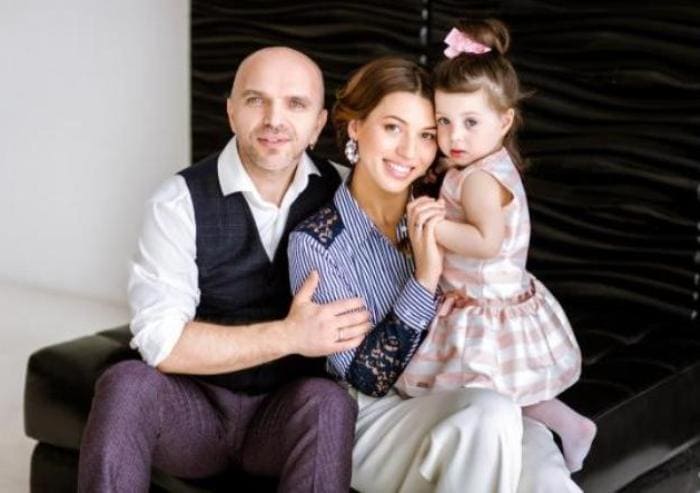 Певец с женой и дочерью | Фото: estrada4u.ru