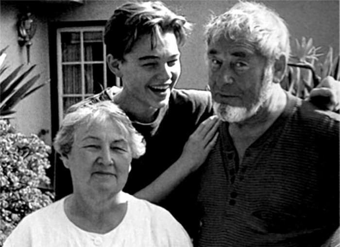 Леонардо ди Каприо с дедушкой и бабушкой | Фото: videoboom.cc
