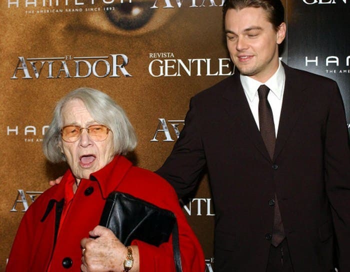 Актер со своей одесской бабушкой | Фото: videoboom.cc