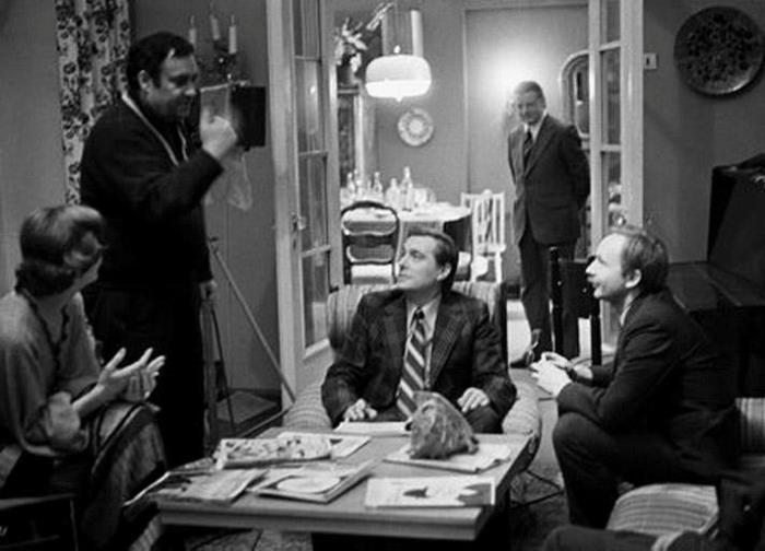 Режиссер и актеры на съемках фильма *Служебный роман*, 1977 | Фото: bigpicture.ru