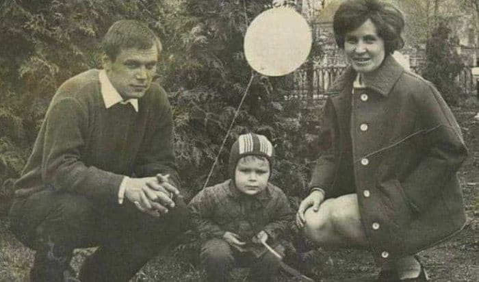 Олег Тактаров в детстве с родителями | Фото: uznayvse.ru