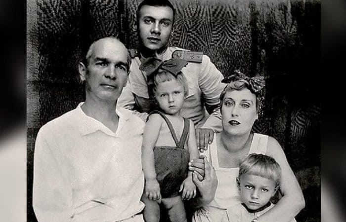 Олег Янковский в детстве (в центре) с семьей | Фото: uznayvse.ru