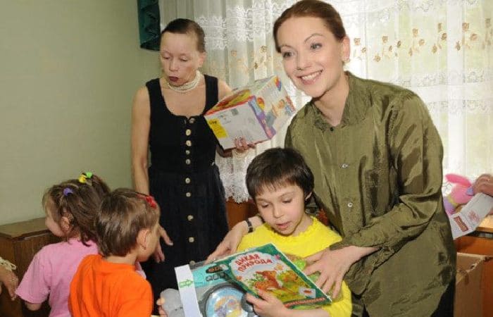 Актриса с воспитанниками детдома | Фото: uznayvse.ru