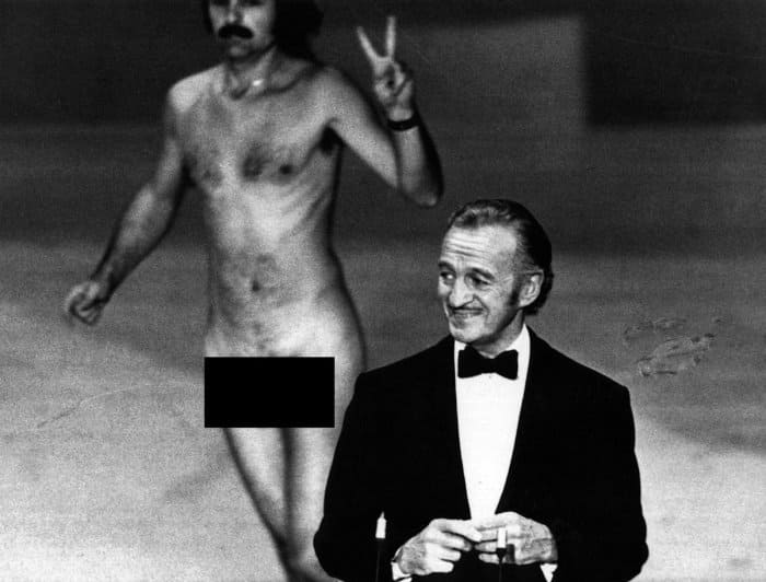 Ведущий Дэвид Нивен и Роберт Опель, шокировавший публику своим появлением на сцене *Оскара-1974* | Фото: twitter.com