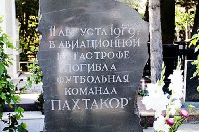 Памятный камень футбольного клуба *Пахтакор* в Ташкенте | Фото: aif.ru