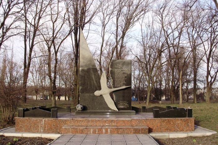 Памятник погибшим футболистам на месте трагедии | Фото: aif.ru