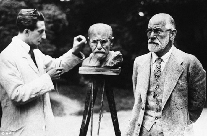 Зигмунд Фрейд позирует скульптору О. Немову, Вена, 1931 | Фото: diletant.media