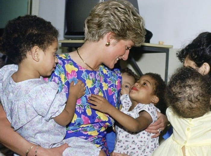 Принцесса Диана часто посещала детские больницы | Фото: boom.ms