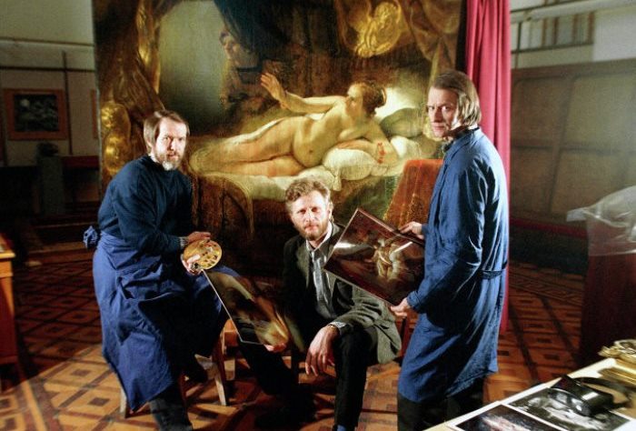 Г. Широков, А. Рахман и Е. Герасимов работают над восстановлением картины Рембрандта