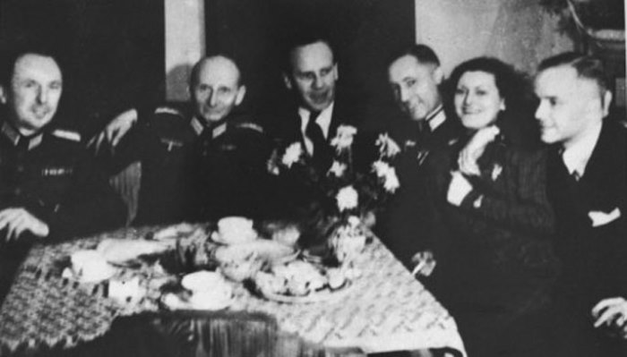 Оскар Шиндлер среди друзей-нацистов | Фото: liveinternet.ru