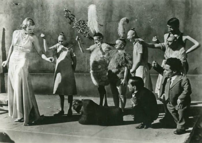 Шлитци и другие артисты с особенностями развития на съемках, 1932 | Фото: retrospectra.ru