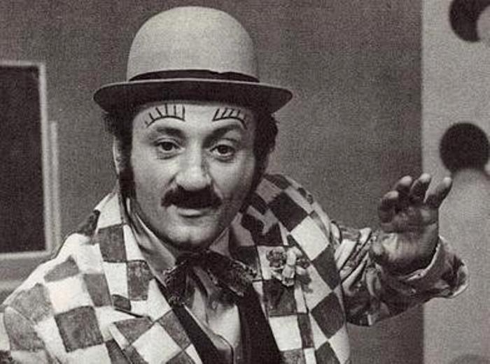 Актер в роли клоуна Сени в *АБВГДейке*, 1975 | Фото: kino-teatr.ru