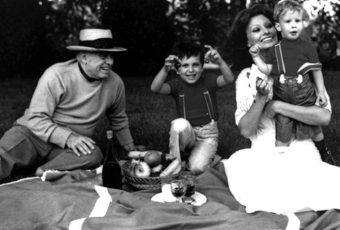 Софи Лорен с мужем и сыновьями, 1974 | Фото: lenta.ru