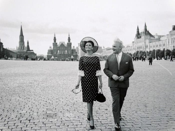 Участники IV Московского международного кинофестиваля Софи Лорен и Серго Закариадзе на Красной площади, 1965. Фото В. Генде-Роте | Фото: mreporter.ru