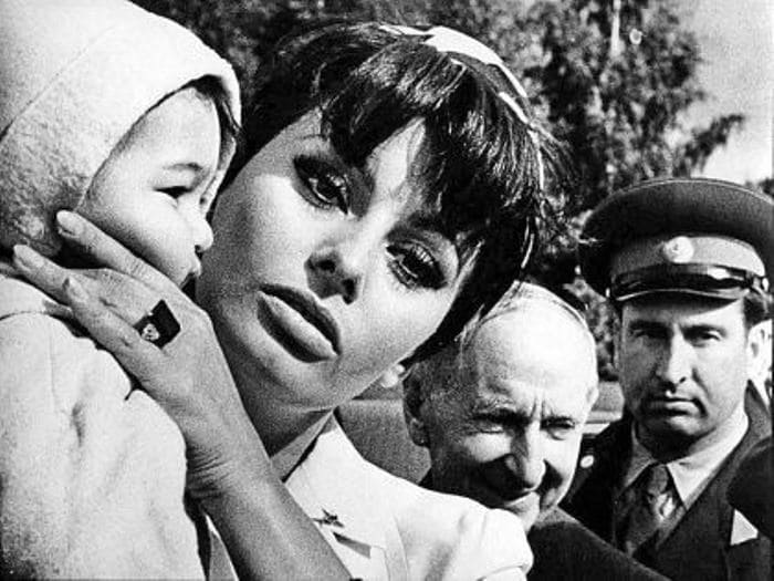 Софи Лорен охотно фотографировалась с детьми, 1965. Фото В. Генде-Роте | Фото: sobesednik.ru