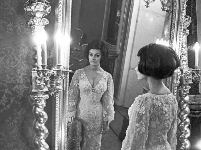 Софи Лорен во время посещения царских покоев в Московском Кремле, 1965. Фото В. Генде-Роте | Фото: gazeta.ru
