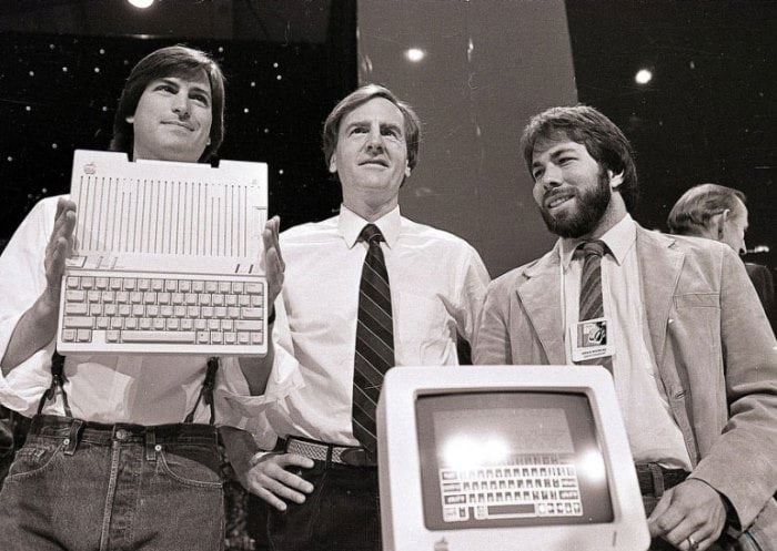 Стив Джобс, Джон Скалли и Стив Возняк представляют новый компьютер Apple II, 1984 | Фото: photolium.ru