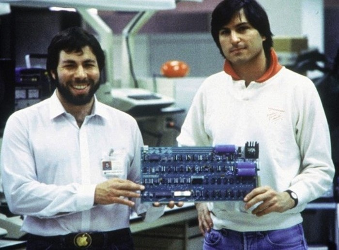Основатели Apple Стив Джобс и Стивен Возняк с прототипом клавиатуры, 1978 | Фото: theweek.com