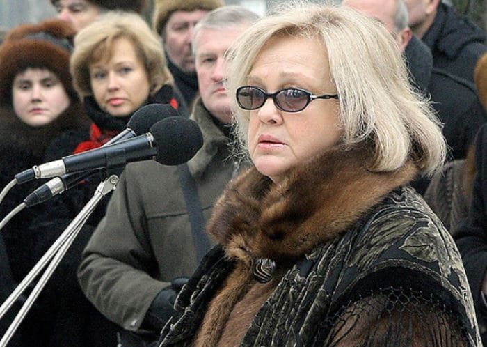 Светлана Пенкина на церемонии открытия памятника своему мужу в Минске, 2006 | Фото: kp.ru