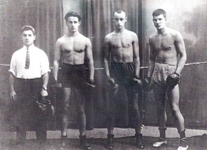 Тренер Туркестанской команды по боксу *Фортуна* Сидней Джексон с воспитанниками. Ташкент, 1925 | Фото: jewishnews.com.ua