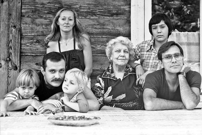 Никита Михалков с детьми, женой, матерью, братом и племянником | Фото: lib.rus.ec