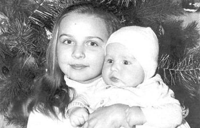 Татьяна Овсиенко в детстве с сестрой | Фото: uznayvse.ru