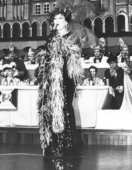 Cольное выступление певицы на ежегодном немецком карнавале *Der ehrensenat*. Германия, 1970-е гг. | Фото: russianshanson.info