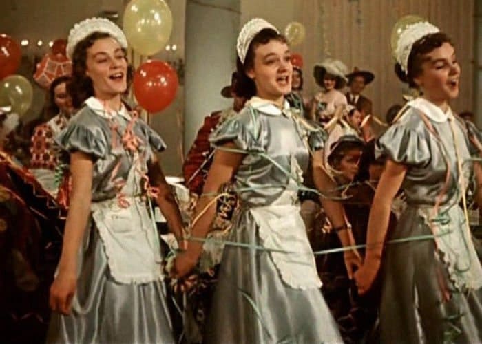 Сестры Шмелевы в фильме *Карнавальная ночь*, 1956 | Фото: boom.ms
