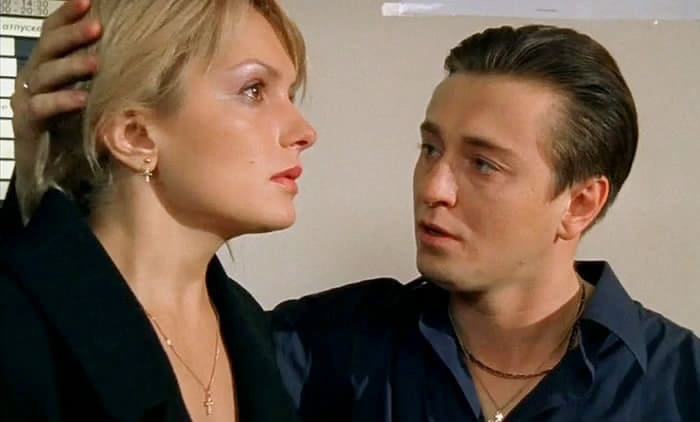 Мария Порошина и Сергей Безруков в сериале *Бригада*, 2002 | Фото: kino-teatr.ru