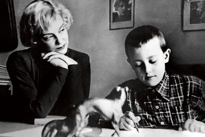 Актриса с сыном Андреем, 1940-е гг. | Фото: 7days.ru