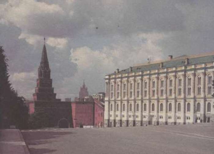 Здание Оружейной палаты возле Боровицких ворот, где в 1844 г. нашли клад в бронзовой чаше | Фото: rusarch.ru