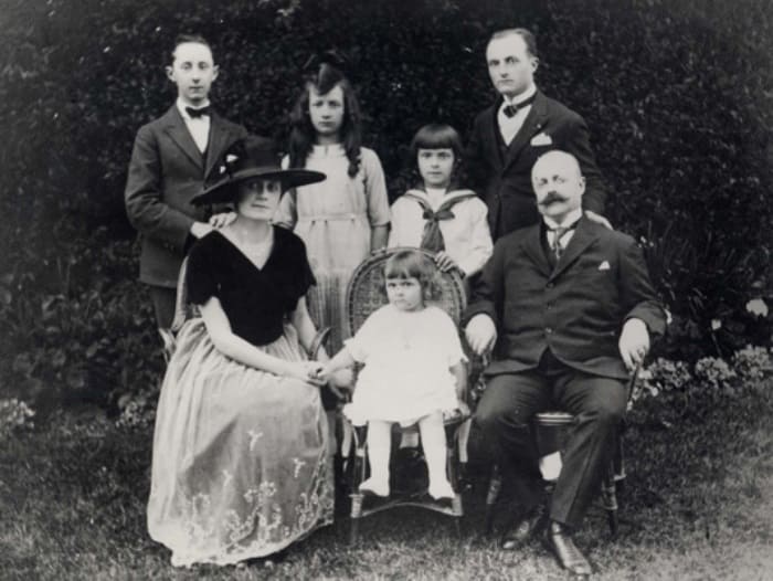Кристиан Диор (крайний слева в верхнем ряду) со своей семьей | Фото: iledebeaute.ru