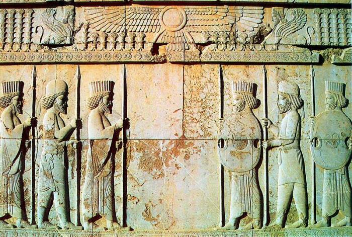 Персидские воины. Дворцовый барельеф в Персеполе