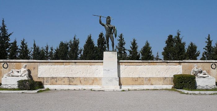 Монумент царю Леониду и отряду 300 спартанцев возле места битвы