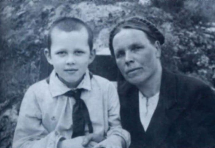 Валерий Золотухин с матерью, конец 1940-х гг. | Фото: uznayvse.ru