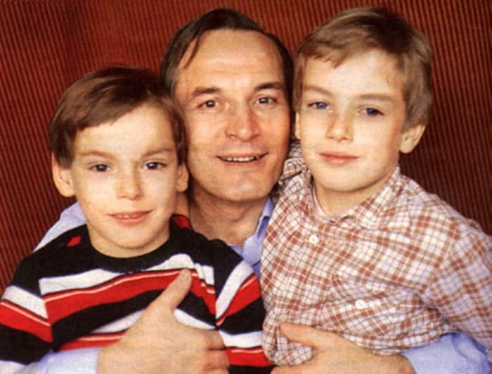 Актер с сыновьями Сергеем и Александром | Фото: 24smi.org