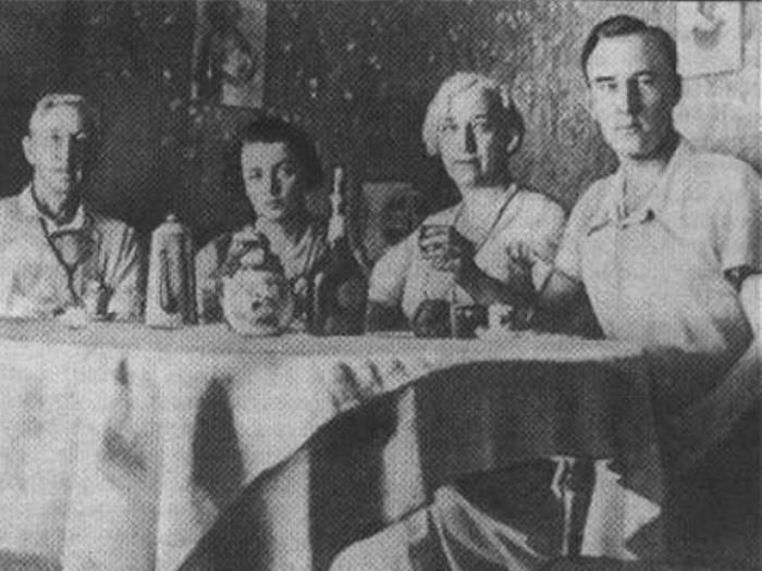 И. Бунин, Г. Кузнецова, В. Бунина, Л. Зуров. Грасс, 1932 | Фото: mirtesen.ru