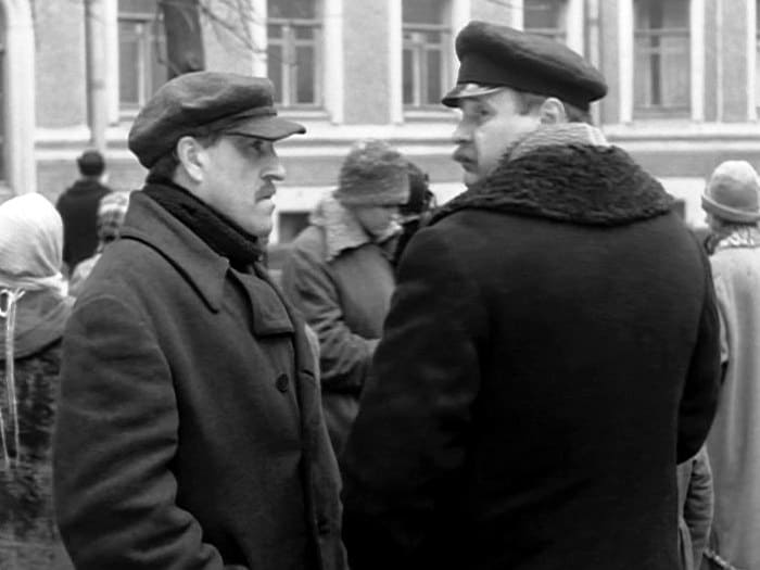 Владимир Бортко (справа) в эпизоде фильма *Собачье сердце*, 1988 | Фото: kino-teatr.ru