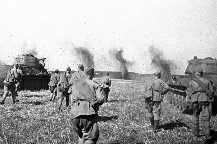 Советские пехотинцы, поддерживаемые танками, идут в атаку | Фото: lenta.ru