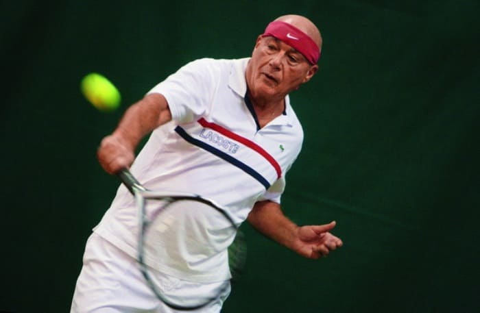 И в зрелом возрасте Владимир Познер остается в хорошей физической форме благодаря увлечению спортом | Фото: peopletalk.ru