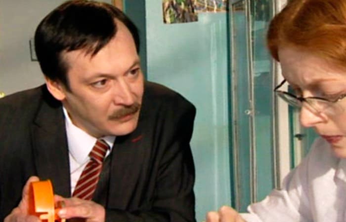 Владислав Ветров в сериале *Полный вперед!*, 2004 | Фото: kino-teatr.ru