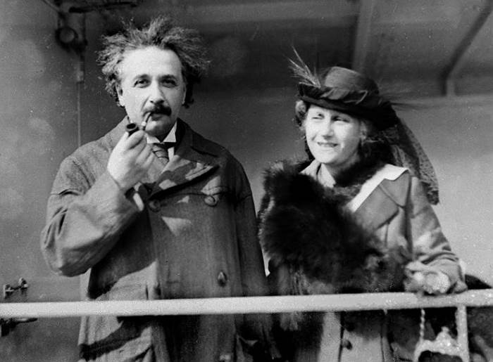 Альберт Эйнштейн и его вторая жена Эльза | Фото: kommersant.ru