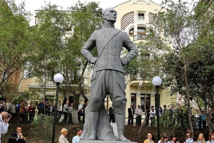 Открытие памятника Юлу Бриннеру во Владивостоке, 28 сентября 2012 г. | Фото: kino-teatr.ru