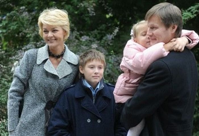 Юлия Меньшова с мужем и детьми | Фото: uznayvse.ru
