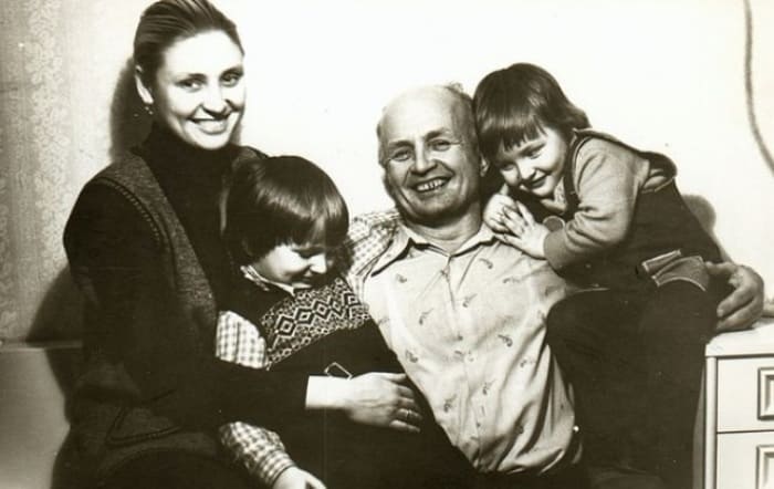 Вальтер Запашный с женой и сыновьями Эдгардом и Аскольдом | Фото: 24smi.org