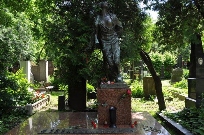 Могила Зои Космодемьянской на Новодевичьем кладбище | Фото: regnum.ru