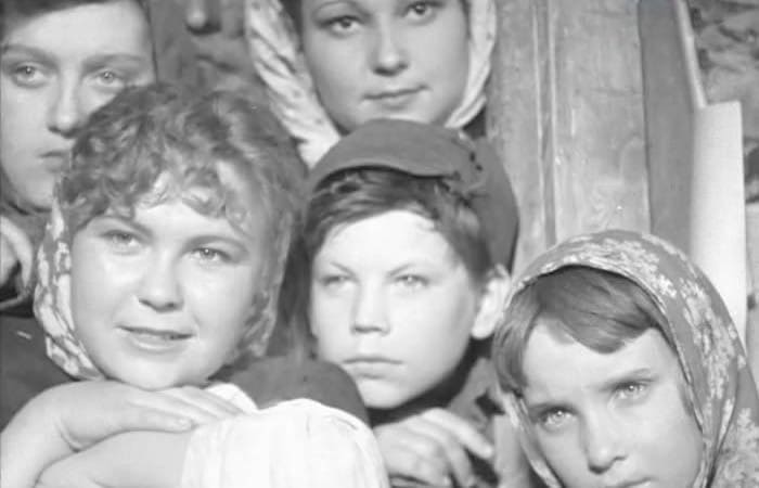 Зоя Толбузина (слева внизу) в фильме *Родные поля*, 1944 | Фото: kino-teatr.ru